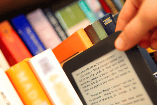 Leitura em Papel vs. E-books: Impactos na Retenção e Concentração